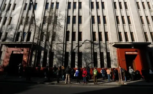 Tanto los días lunes como martes, cientos de personas llegaron hasta las oficinas de la Dicrep para empeñar sus cosas. Fotos: Agencia Uno