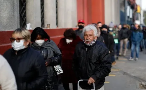 Al no poder acceder a los bonos del Gobierno, cientos de chilenos han acudido a la Tía Rica para obtener ingresos. Foto: Agencia Uno