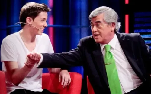 Nano Calderón en medio de una entrevista televisiva junto a su padre.