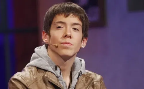 Nano Calderón en su juventud, participando de un programa de televisión.