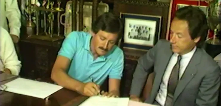 Instante donde Arturo Salah firma su contrato con Colo Colo para ser el nuevo DT en 1986. El archivo corresponde a RTU (hoy Chilevisión), y forma parte de Memorabiblia.