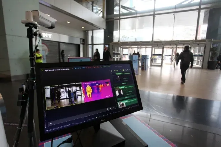 Sensores de calor fueron puestos en la entrada para detectar a personas con temperatura alta y que pudieran ser posibles casos de Covid-19.Foto: Agencia Uno