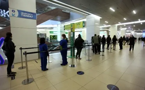 Las filas también fueron parte de la reapertura del Costanera Center, pero en menor medida.Foto: Agencia Uno