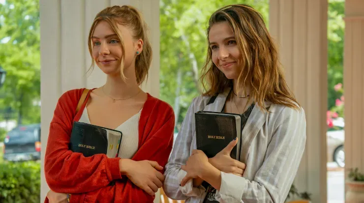 La formación profundamente religiosa y su curiosidad llevará a Sterling y Blair hacia enfrentarse a las más diversas e hilarantes situaciones.