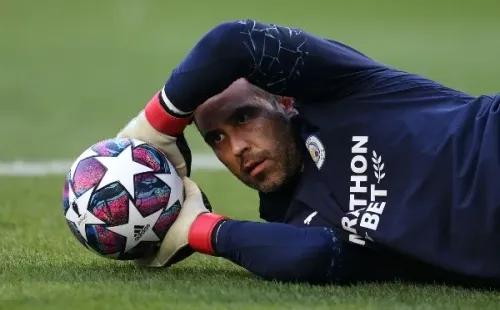El chileno deja el Manchester City tras cuatro exitosas temporadas, y su futuro podría estar junto a Manuel Pellegrini en el Real Betis.