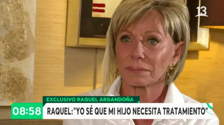 Raquel Calderón en medio de la entrevista por el delito de su hijo Nano Calderón.