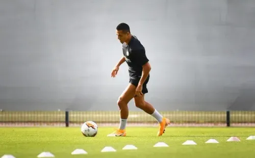 Alexis sorprendió en el entrenamiento de la semana luego de no jugar la semifinal por lesión. Si bien no hay claridad de su estado físico, el Maravilla podría llegar a la final y ser alternativa para Conte. (Foto: Getty)