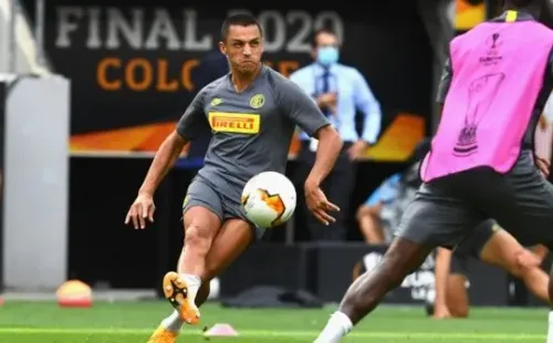 Alexis Sánchez entrena antes de la final de la Europa League