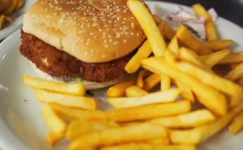 Las papas fritas son un gran acompañamiento para muchas comidas, lo que les ha dado un lugar especial en el plato de las personas. Foto: CC