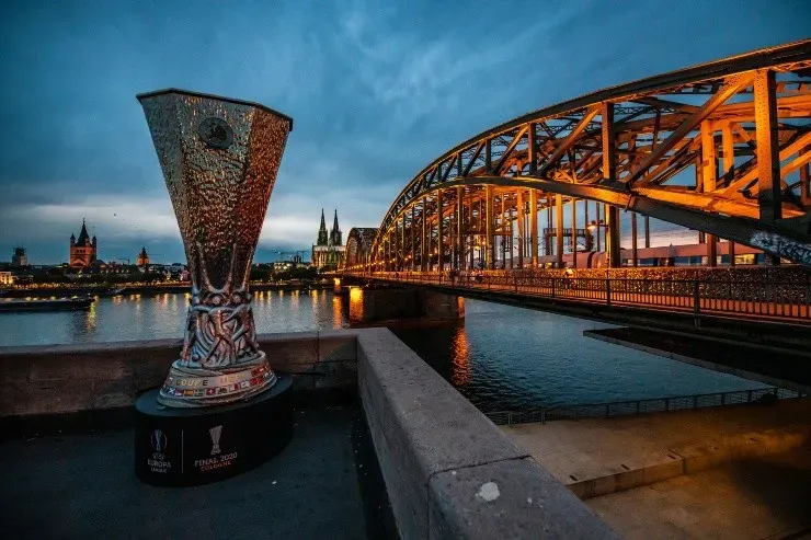 El trofeo de la Europa League posa en las calles de Alemania y espera un nuevo dueño: ¿Inter de Milán o Sevilla? ¿Se irá a Italia o España?