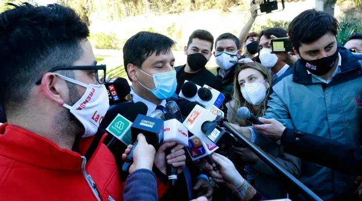 El abogado representante de Nano Calderón, Mario Vargas, en medio del punto de prensa en la clínica psiquiátrica El Cedro. (Foto: UNO)