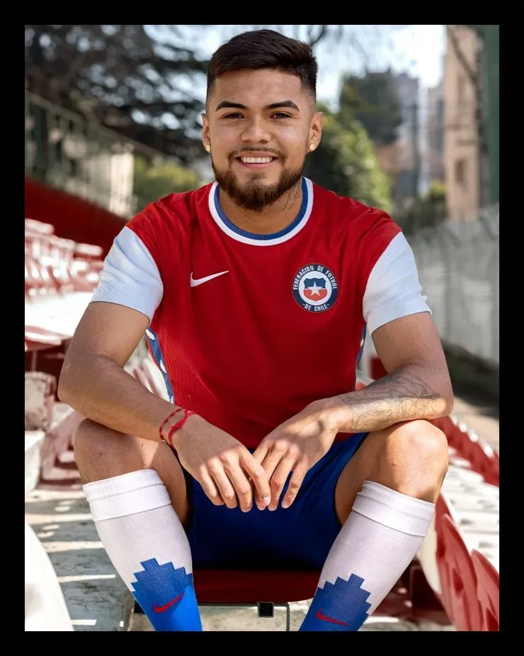 El color rojo predomina en la nueva equipación de la selección chilena.