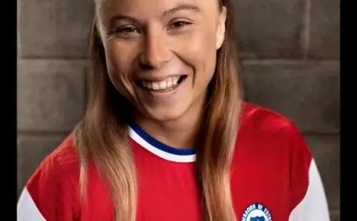 El cuello bicolor y el detalle de las mangas blancas, junto la franja con símbolos mapuche forman parte de la nueva camiseta.
