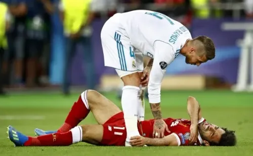 Sergio Ramos lesionó a Salah
