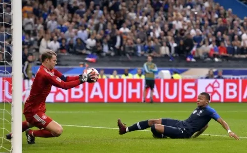 Un duelo que podremos ver este domingo: Kyllian Mbappé vs Manuel Neur. (Foto: Getty)