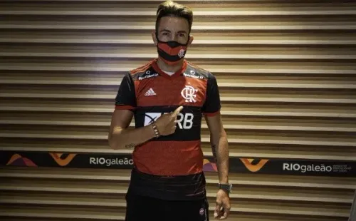 Mauricio Isla con la camiseta del Mengao