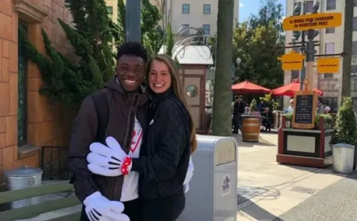 Alphonso Davies y Jordyn Huitema en Disney