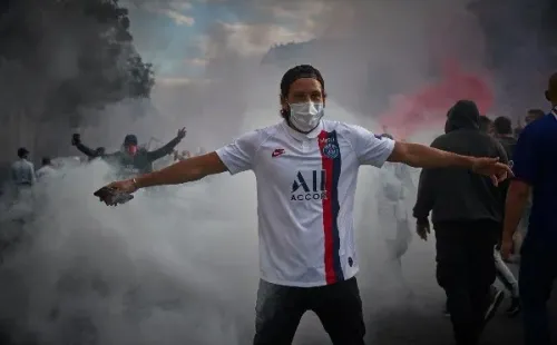 La distancia social pasó a segundo plano en París tras el inicio de la final de Champions League.