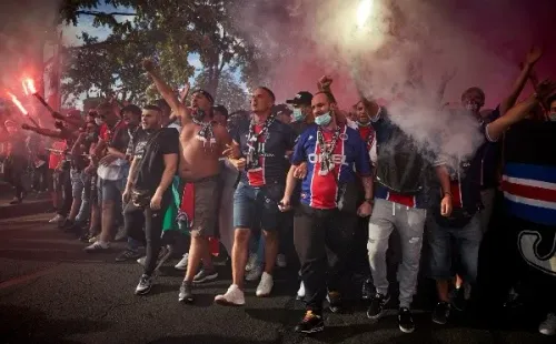 Los hinchas del PSG apoyan a su equipo en la calles de París.