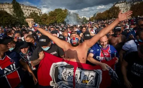 Los fanáticos del PSG olvidaron las restricciones sanitarias y salieron a la calle a demostrar apoyo a los parisinos ante Bayern Múnich.