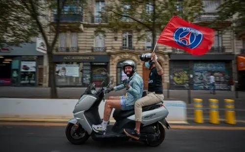 Banderas, lienzos, y camisetas del PSG inundan las principales calles de la capital de Francia.