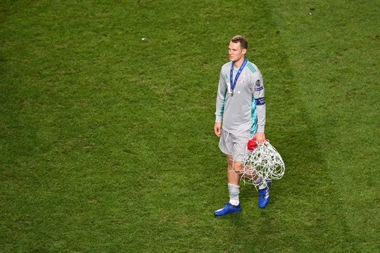 El arquero bávaro tomó la malla y la fue a guardar para tenerla de recuerdo de una de sus mejores temporadas. Foto: Getty Images