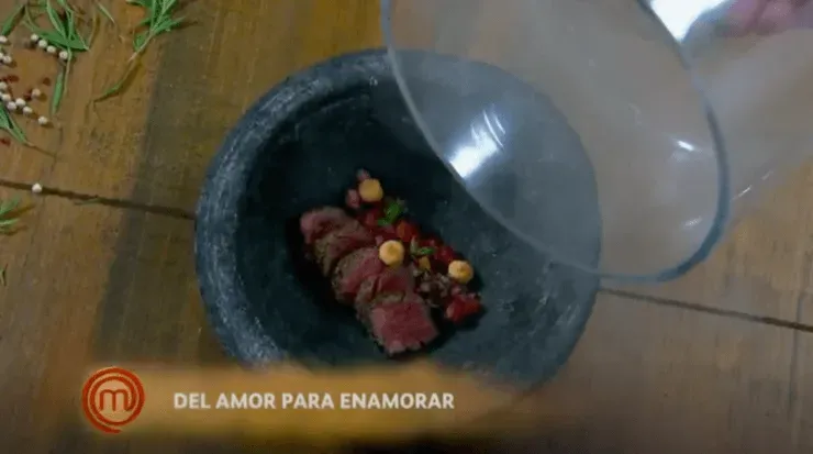 Entrada de César: Tataki de res con frutos rojos y puré frío; escondido en humo.