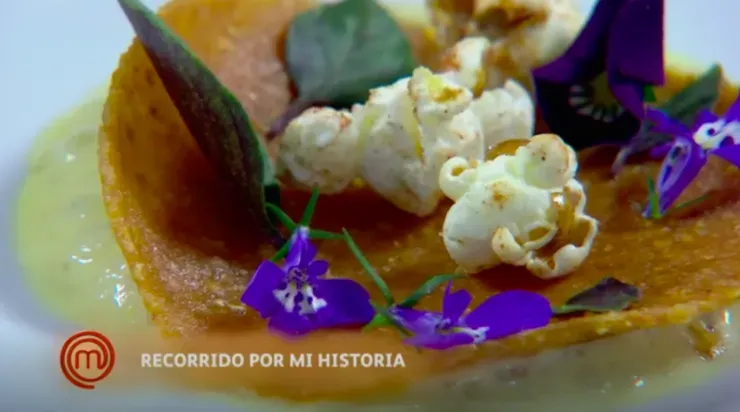 Entrada de Natalia: Pebre, pastelera y espuma de maíz, crocantes de tocino, cubierto por una masa de maíz.