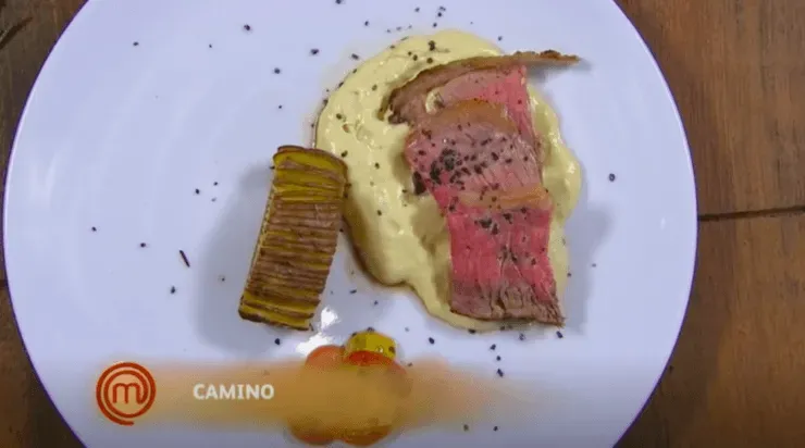 Fondo de Rocío: Carne con papas con tomillo y mantequilla, ensalada de tomates.