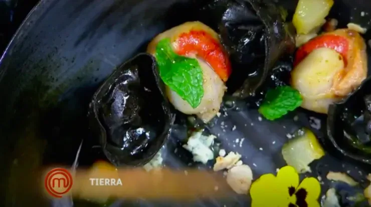 Fondo de Natalia: Pasta rellena de prietas, salsa de queso azul y ostras.