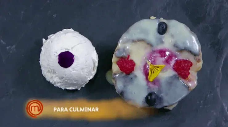 Postre: Bizcocho de aceite de oliva, relleno con un culiz de frutos rojosenvuelto en ganache de chocolate blanco, congel de vino blanco y helado de mora.