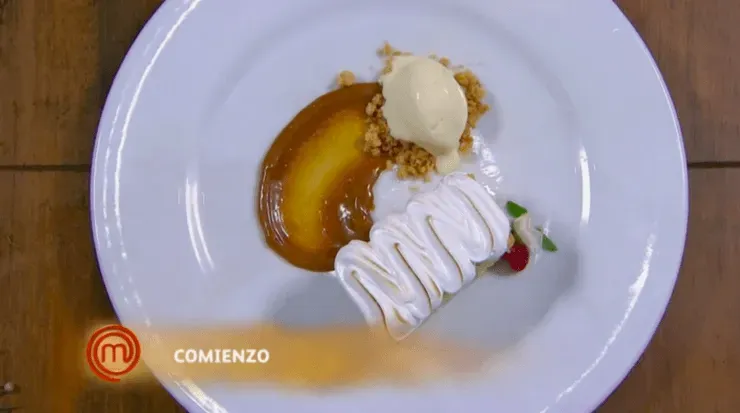 Postre: Tres leches con merengue suizo, helado de coco y crumble, más dulce de leche.