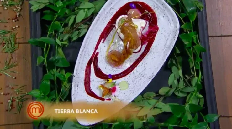 Postre: Canoli con helado de queso de cabra con yogurt y uvas peladas sin pepas.