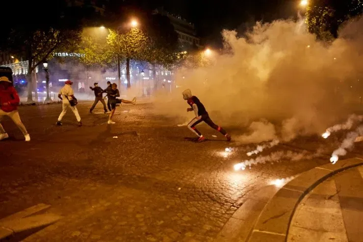 Los enfrentamientos entre hinchas y la policía se extendieron hasta altas horas de la noche. Foto: Getty Images