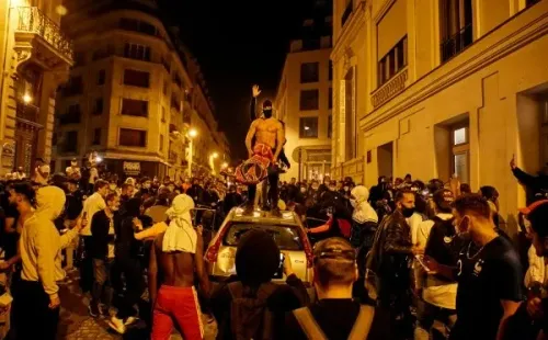 Los hinchas del PSG no aguantaron la frustración de la derrota y destrozaron todo a su paso, incendiando autos y destruyendo locales. Foto: Getty Images