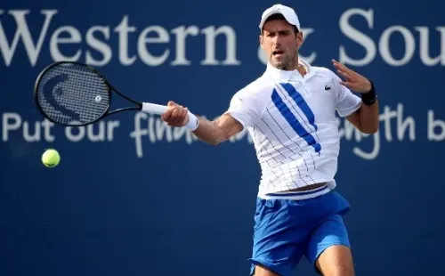 Novak Djokovic sigue firme en la carrera del Master de Cincinnati y hoy se juega su paso a semifinales. (Foto: Getty)