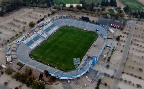 San Carlos de Apoquindo está listo para recibir el regreso del futbol con el duelo pendiente entre cruzados e hispanos. (Foto: Agencia Uno)