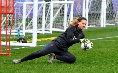 El PSG de Tiane Endler anunció un contagio dentro del plantel, y ratificó que la jugadora afectada está aislada según los protocolos sanitarios.