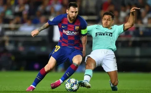 Lionel Messi ante Alexis Sánchez en Champions League (Getty Images)