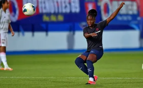Sandy Baltimore fue tocada de manera reprochable por Olivier Echouafni cuando la sacó de la cancha para ser sustituida.