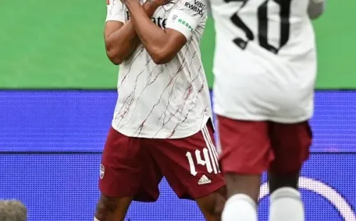 Aubameyang marcó un golazo que celebró como wakandiano en homenaje al fallecido Chadwick Boseman, actor detrás de Pantera Negra.