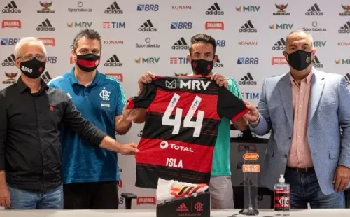 Mauricio Isla fue presentado hace una semana en Flamengo y este domingo está citado para debutar por sus nuevos colores. (Foto: Flamengo)