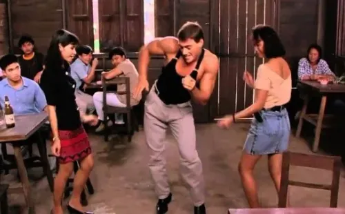 Jean-Claude Van Damme bailando en 'Kickboxer'