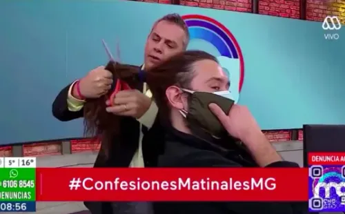 José Miguel Viñuela corta el pelo a camarógrafo sin autorización.