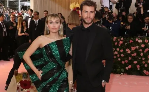 Miley Cyrus y Liam Hemsworth en una alfombra roja