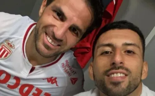 Cesc compartió una alegre foto junto a Memo Maripán, dando a entender que planea seguir en el Mónaco.