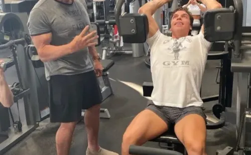 Arnold Schwarzenegger junto a su hijo en el gimnasio entrenando