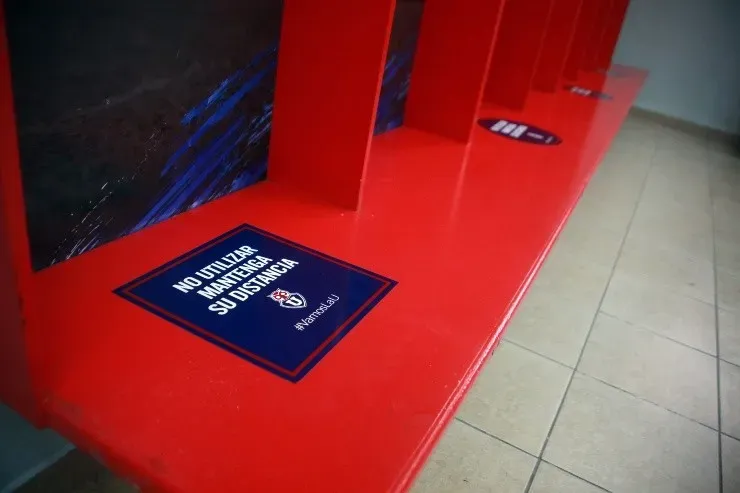 Las autoridades sanitarias realizaron una inspección al Estadio Nacional para velar por el cumplimiento de los protocolos sanitarios de cara al Superclásico del fútbol chileno entre Universidad de Chile vs Colo Colo. El distanciamiento en el camarínes parte de esas medidas. | Foto: Agencia Uno.