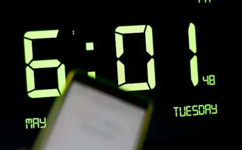 Esta noche debes adelantar una hora en tus relojes para pasar al horario de verano. (Foto: Agencia UNO).