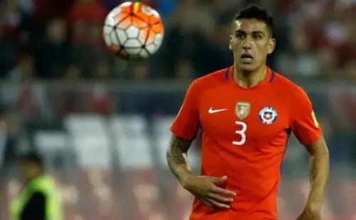 El defensor ha vestido 24 veces la camiseta de La Roja, y espera lograr regularidad en Turquía para volver a ser considerado por Reinaldo Rueda.